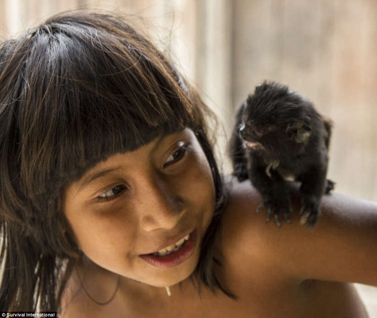 Η φυλή του Αμαζονίου που θηλάζει σκίουρους – Εκπληκτικές φωτογραφίες