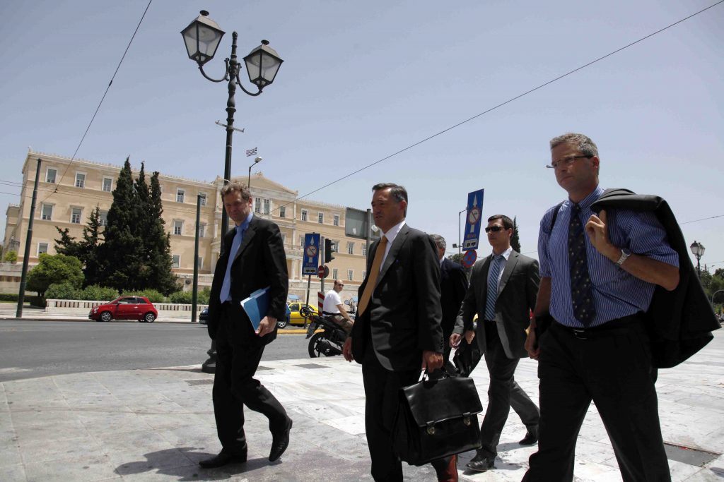 “Βασιλικά” προνόμια για την τρόικα στην Ελλάδα – Δεν πληρώνουν ούτε ΦΠΑ ούτε δασμούς και απολαμβάνουν διπλωματική ασυλία