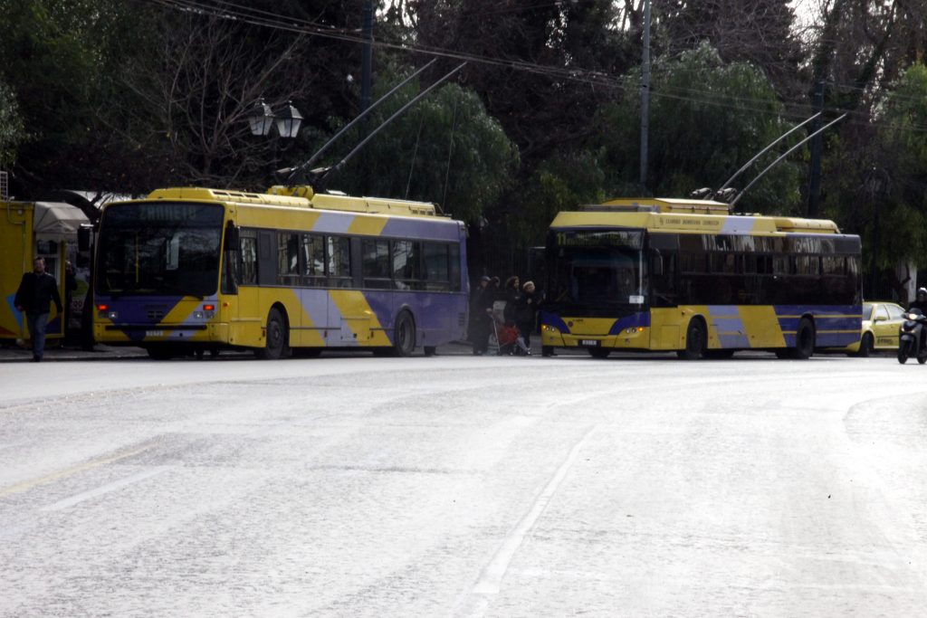 Τι αλλάζει σε λεωφορεία και τρόλεϊ από τη Δευτέρα