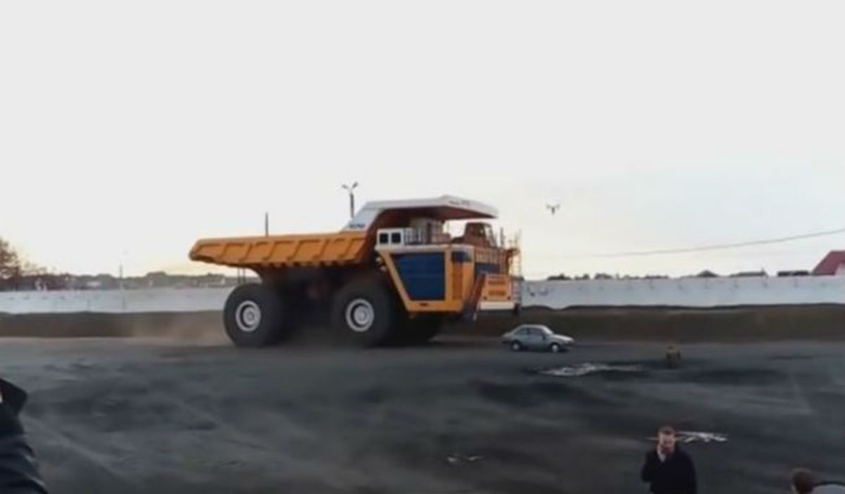 Φορτηγό 450 τόνων περνά πάνω από ένα αυτοκίνητο – Δείτε τι συνέβη!