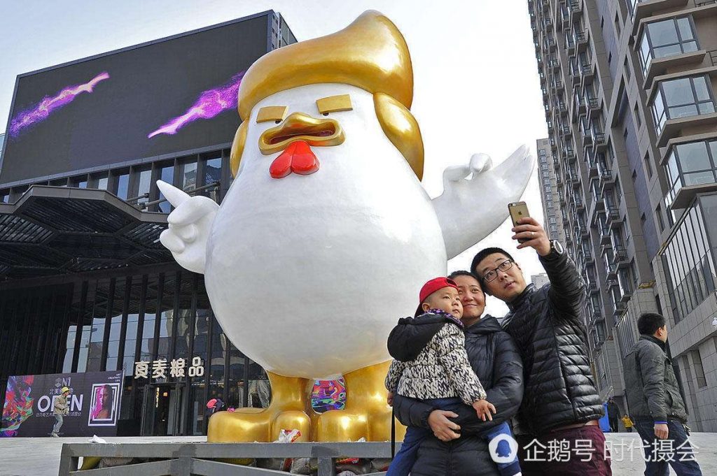 Οι κινέζοι έκαναν τον Τράμπ γιγαντιαίο κοτόπουλο!