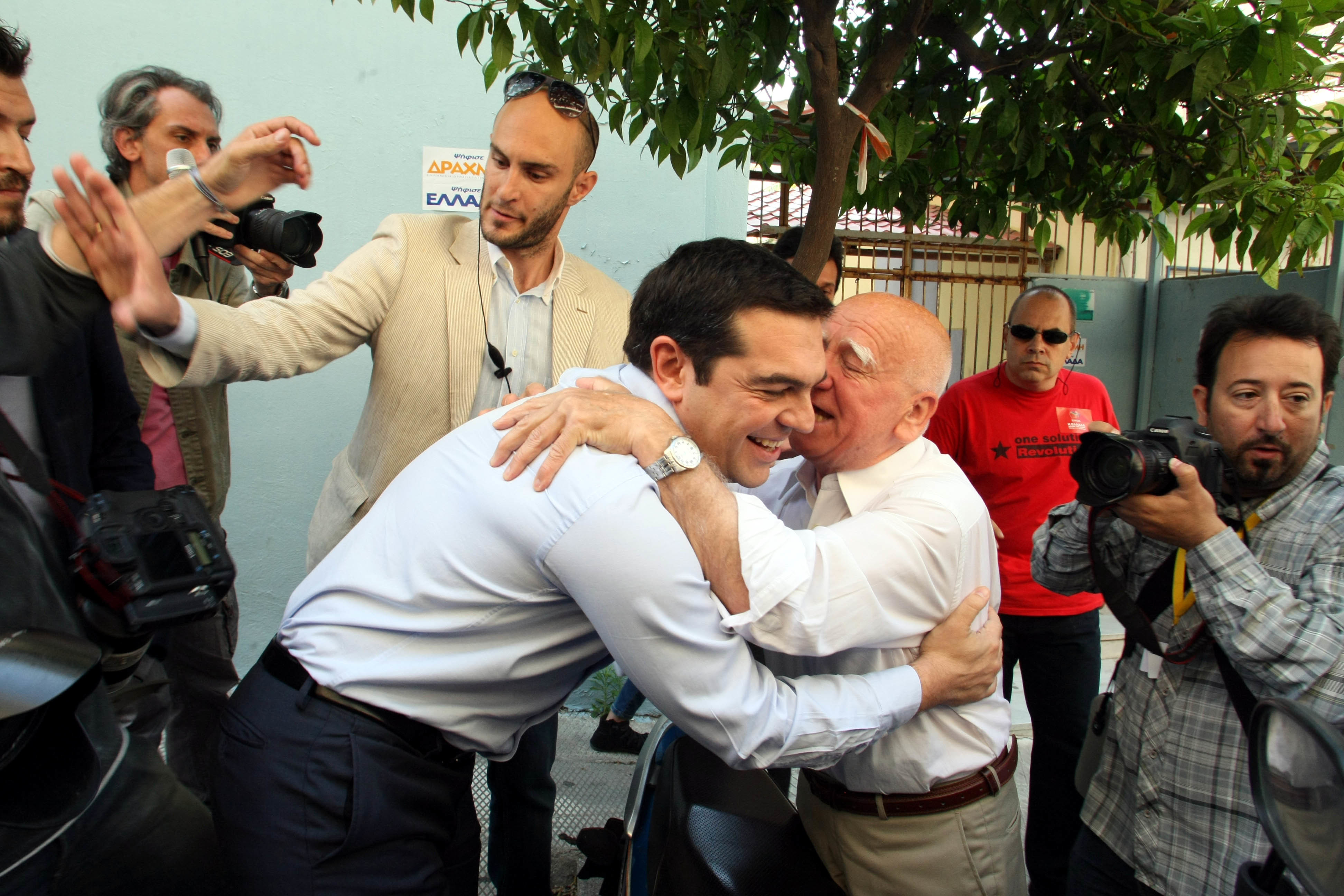 Εκλογές 2014: Ο ηλικιωμένος που “έτρεξε” να αγκαλιάσει τον Αλέξη Τσίπρα