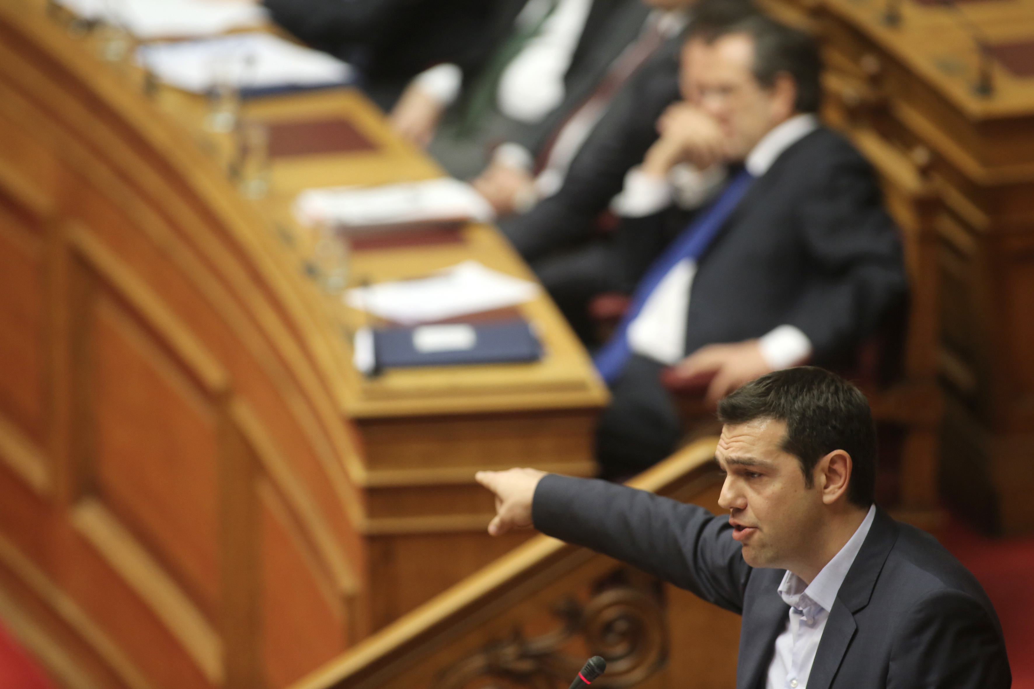 Ανταλλάσσουν… κακίες ΝΔ – ΣΥΡΙΖΑ για την υποψηφιότητα Τσίπρα