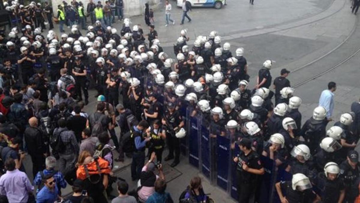 Ξανά στη δίνη οργισμένων διαδηλώσεων η Τουρκία – Δακρυγόνα και αντλίες νερού στην πλατεία Ταξίμ – Ζητούν απ’ τον Ερντογάν να παραιτηθεί