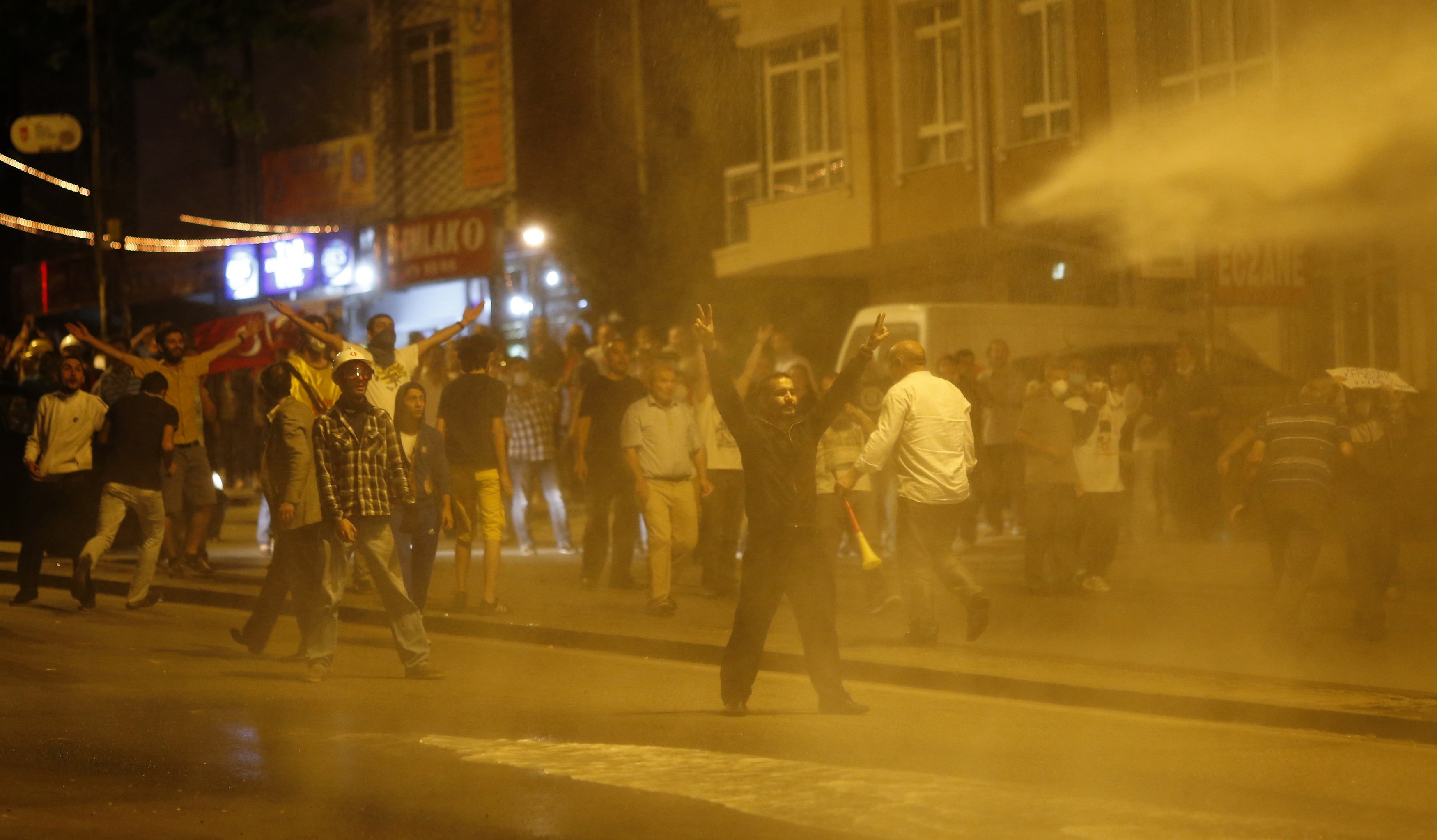 Δακρυγόνα, επεισόδια, συλλήψεις: άλλη μια νύχτα ταραχών στην Τουρκία