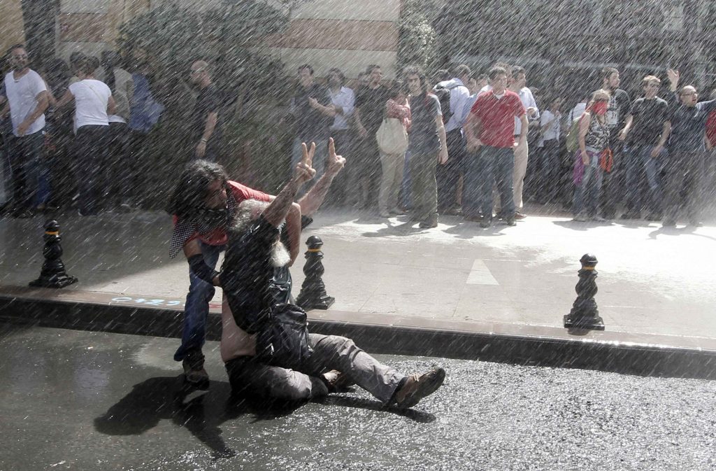 Σοβαρά επεισόδια στην Τουρκία – Τραυματισμοί διαδηλωτών στην πλατεία Ταξίμ – ΦΩΤΟ