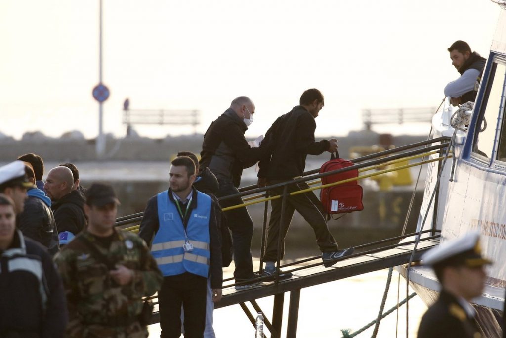 «Μαύρη νύχτα» ξεκίνησε η επαναπροώθηση στην Τουρκία – Ένας αστυνομικός για κάθε έναν μετανάστη