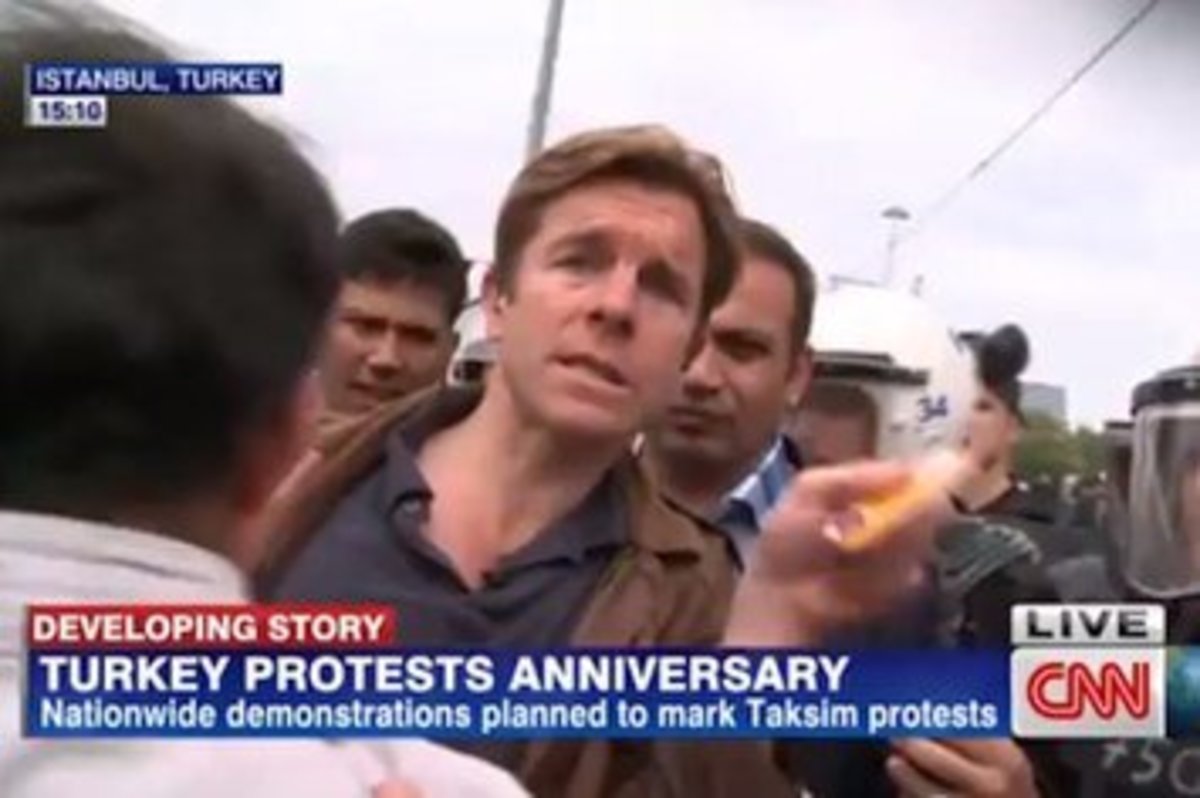 Τουρκία: Η στιγμή που δημοσιογράφος του CNN συλλαμβάνεται στην πλατεία Ταξίμ (VIDEO)