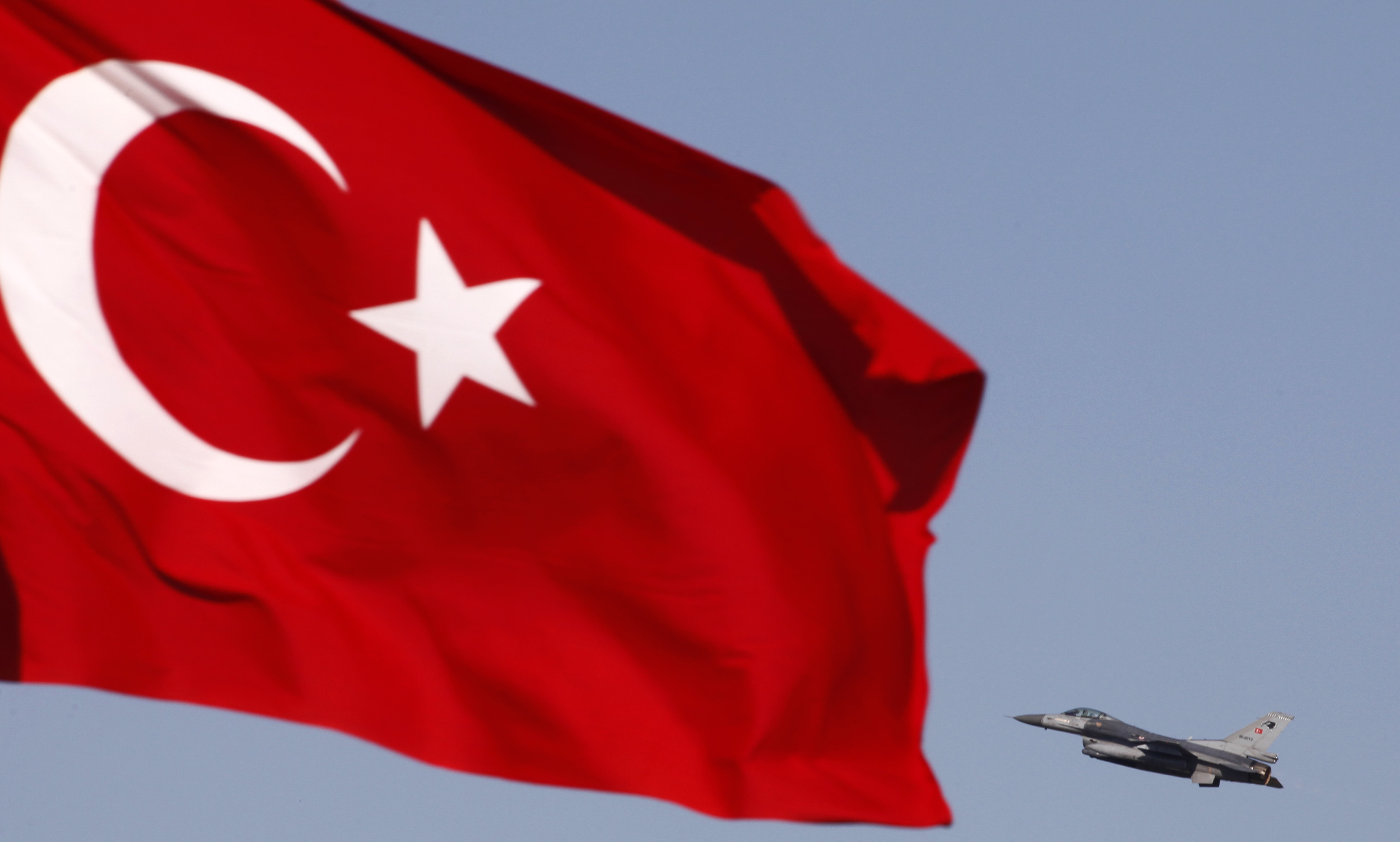 Κύπρος: Γάλλος ύψωσε τουρκική σημαία έξω από τράπεζα γεμάτη με κόσμο!