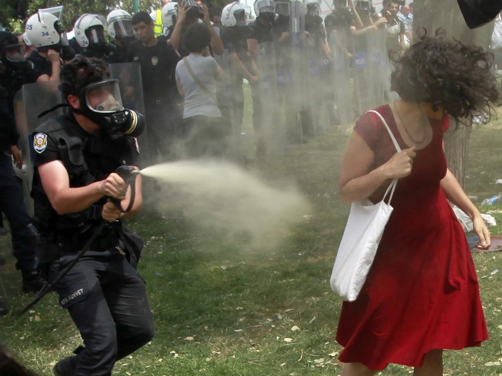 Σεϊντά Σουνγκούρ: Αυτή είναι η γυναίκα με το κόκκινο φόρεμα, σύμβολο της τουρκικής εξέγερσης