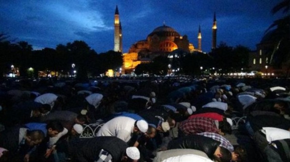 Προσευχή ισλαμιστών μπροστά στην Αγία Σοφία – Φωτογραφίες και βίντεο