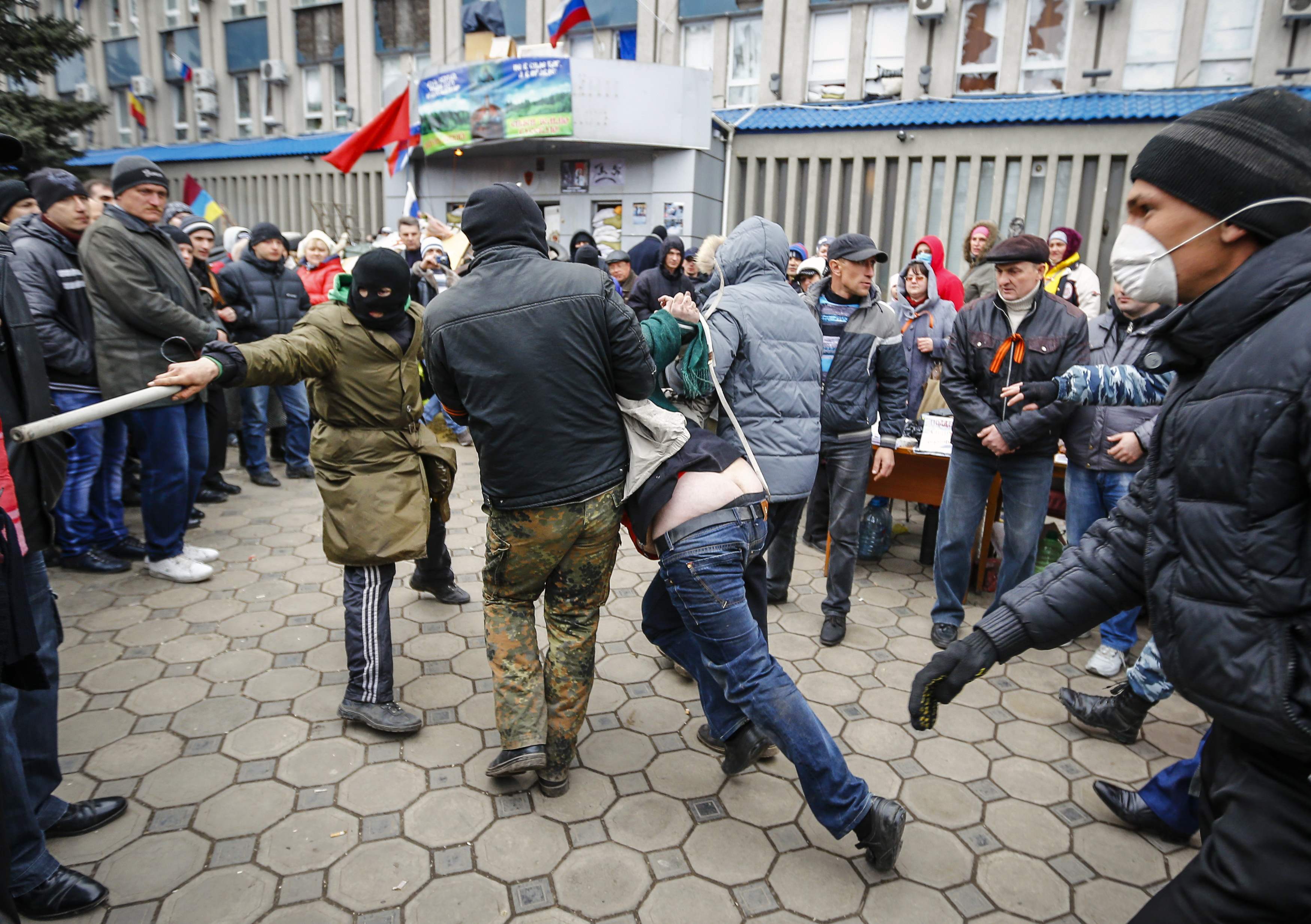 Μυρίζει μπαρούτι στην ανατολική Ουκρανία – Υποστολή σημαίας στο αρχηγείο της Αστυνομίας – Επίθεση από τη Ρωσία καταγγέλλει το Κίεβο