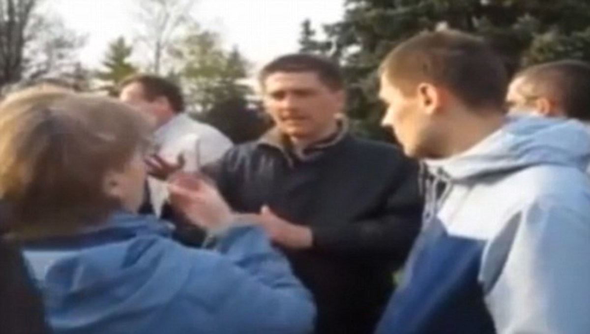 Λίντσαραν Ουκρανό πολιτικό πριν τον απαγάγουν και τον σκοτώσουν στο ξύλο – Καρέ καρέ οι τελευταίες του στιγμές (ΦΩΤΟ, VIDEO)