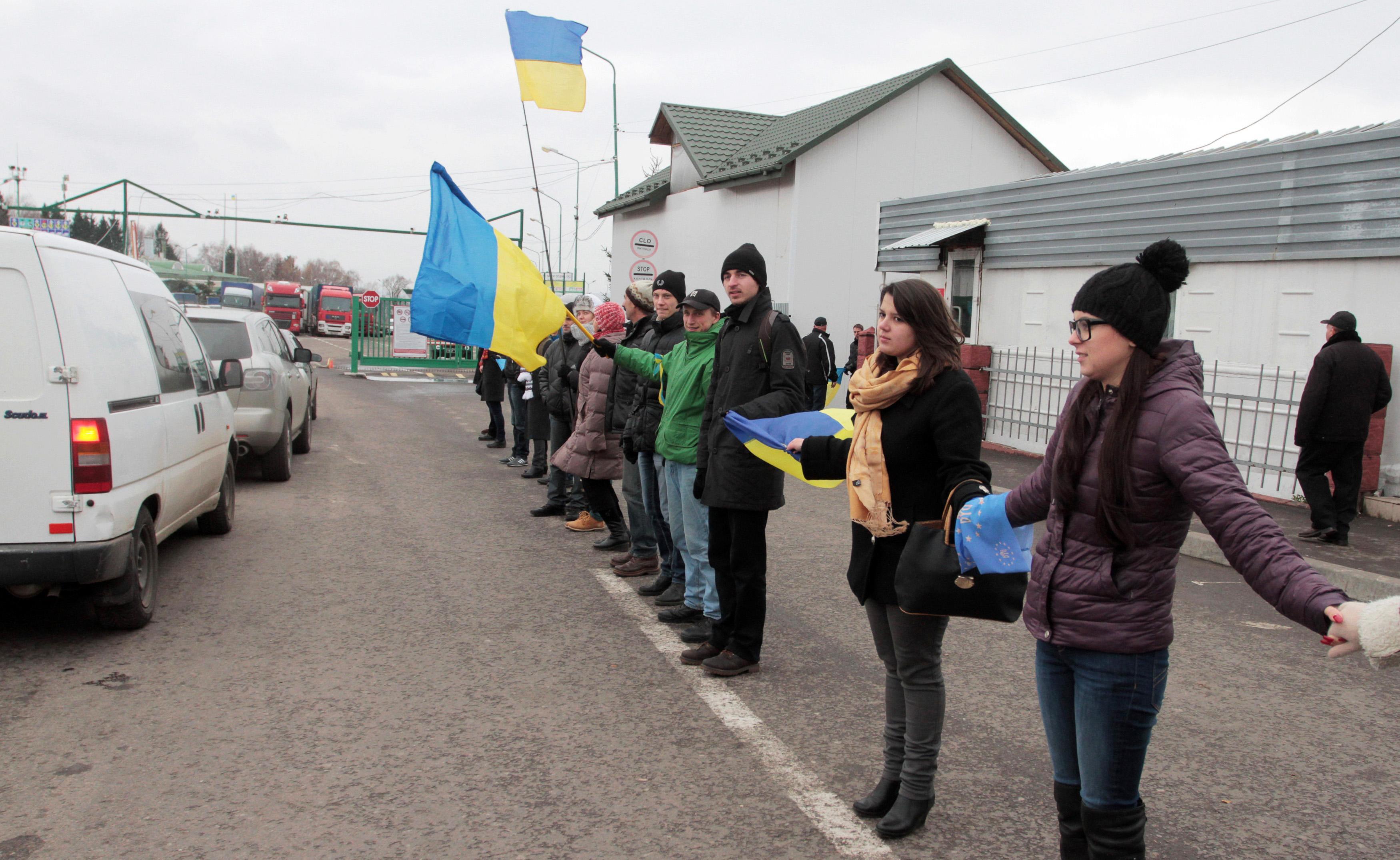 Ουκρανία: Χιλιάδες διαδηλωτές σχημάτισαν μια ανθρώπινη αλυσίδα προς την Ευρώπη