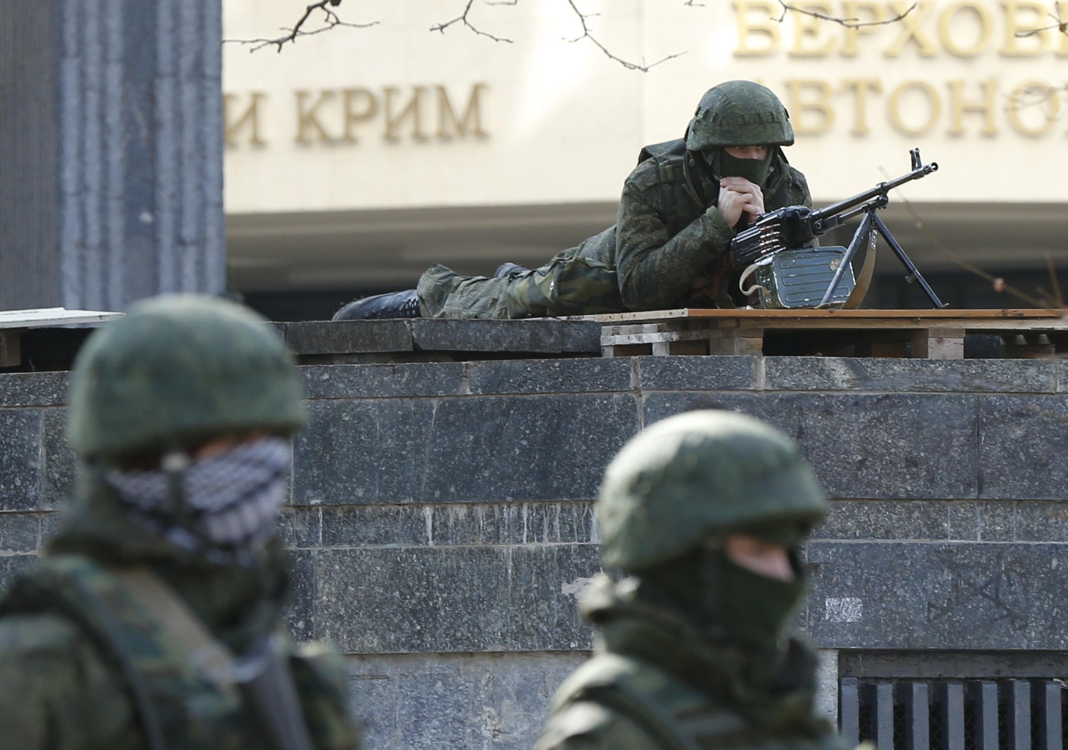 Ένοπλοι από το Κίεβο επιχείρησαν να καταλάβουν το υπ. Εσωτερικών της Κριμαίας – Τραυματίες από τις συγκρούσεις