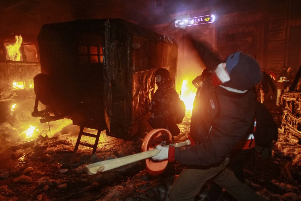 Νύχτα συγκρούσεων στο Κίεβο – Σε ισχύ οι νόμοι κατά των διαδηλώσεων στην Ουκρανία