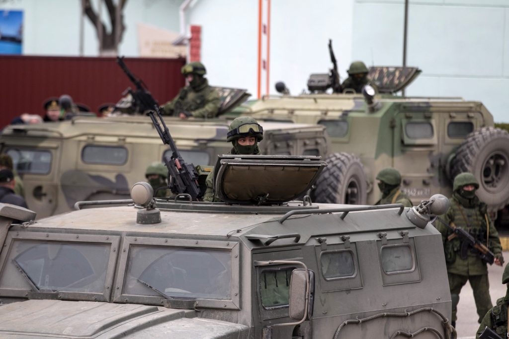 Ρώσοι πήραν όπλα από στρατιωτικές εγκαταστάσεις στην Κριμαία