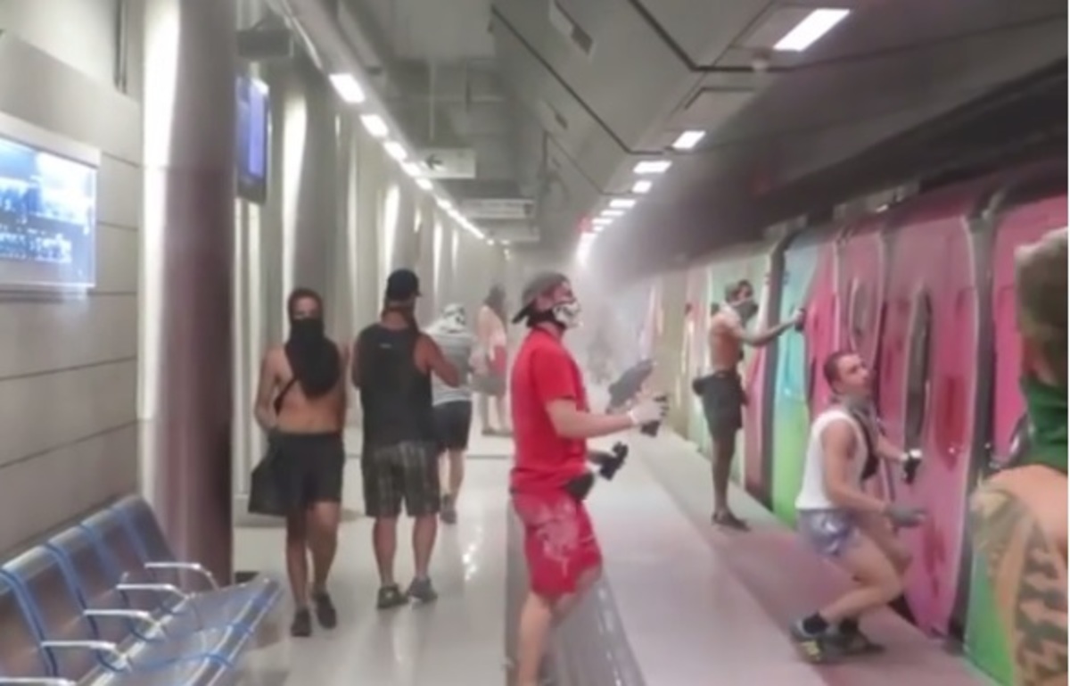 Γερμανοί βάφουν με σπρέι βαγόνι του μετρό στην Αθήνα [vid]