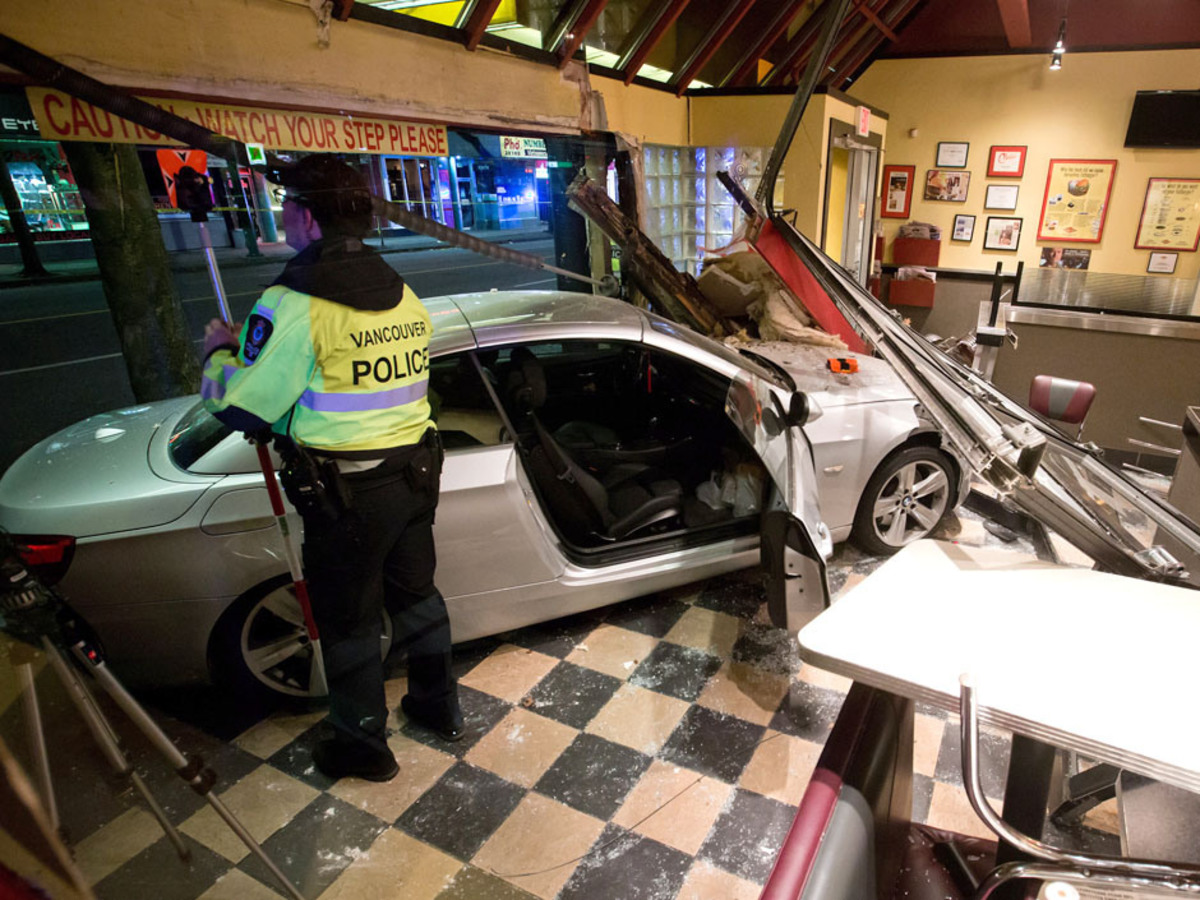 BMW καταλήγει μέσα σε εστιατόριο και χτυπά 4 αστυνομικούς που έτρωγαν αμέριμνοι μπέργκερ! – ΦΩΤΟ