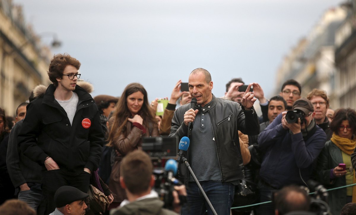 Ο Βαρουφάκης διαδηλώνει στο Παρίσι κατά του Ολάντ (και αποθεώνεται) – ΒΙΝΤΕΟ, ΦΩΤΟ