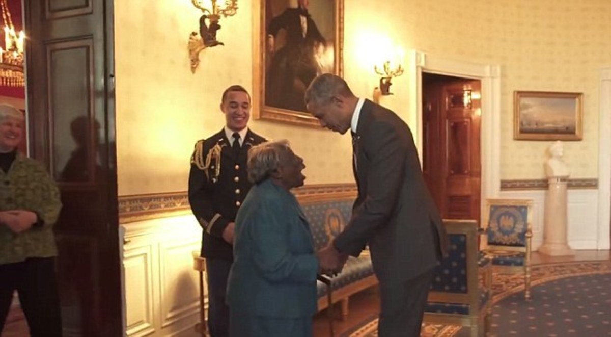 Γιαγιά 106 ετών συναντά τον Ομπάμα και το ρίχνει στον χορό! ΒΙΝΤΕΟ