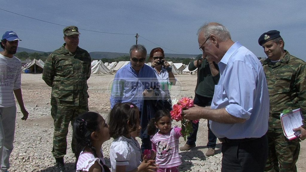 Ιωάννινα: Με λουλούδια και τραγούδια υποδέχτηκαν τον Βίτσα τα προσφυγόπουλα (ΦΩΤΟ, ΒΙΝΤΕΟ)
