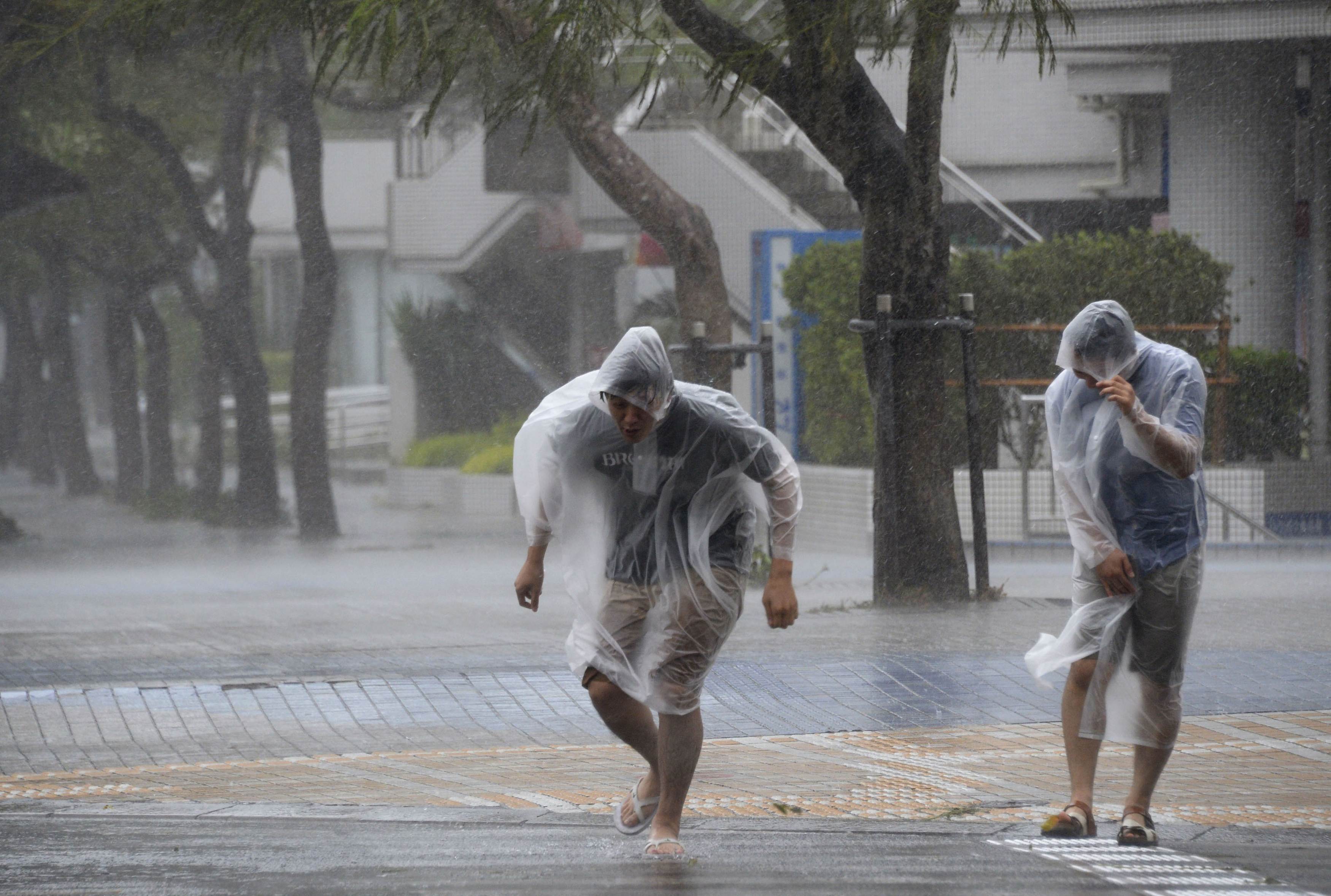 Τυφώνας σαρώνει τα πάντα στην Ιαπωνία (ΒΙΝΤΕΟ)