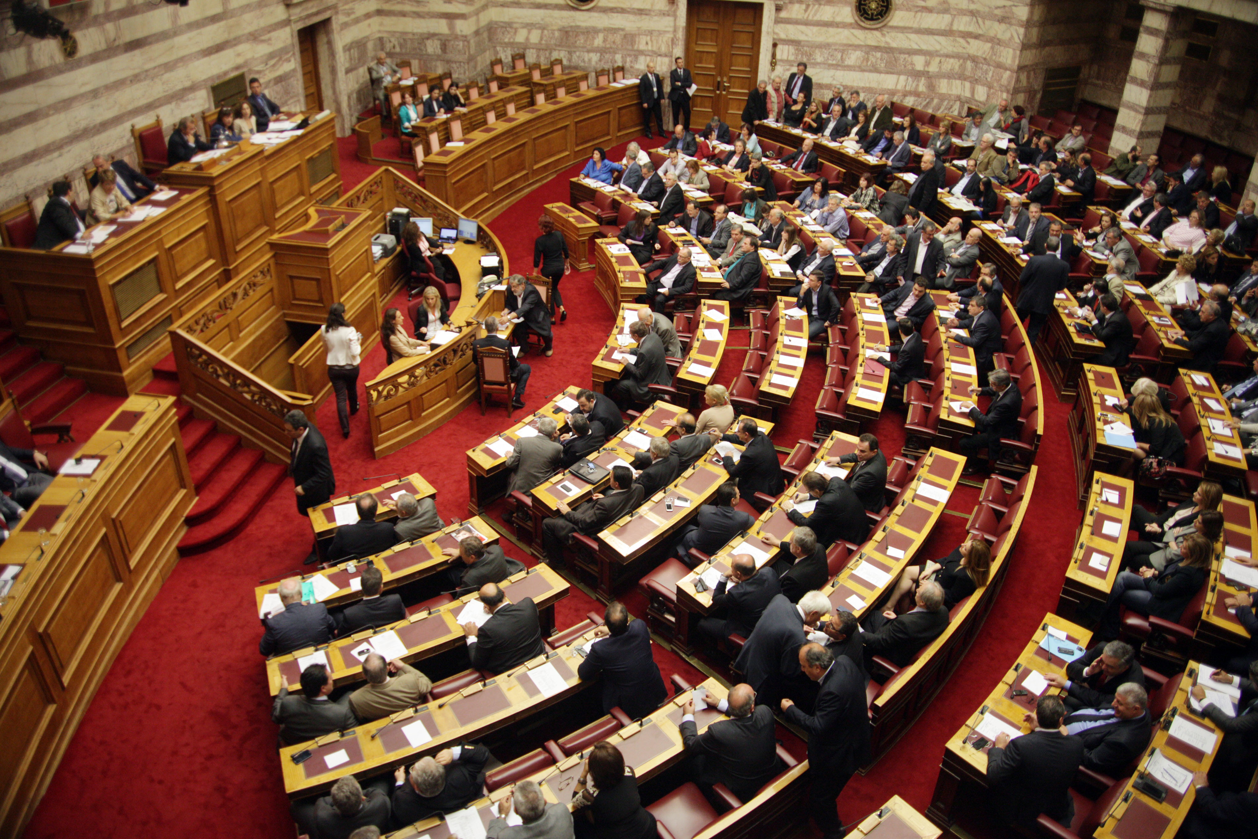 Υπερψηφίστηκε το νομοσχέδιο για τις Ευρωεκλογές – Αντιδράσεις για τη διάταξη που αφορά τις δημοσκοπήσεις