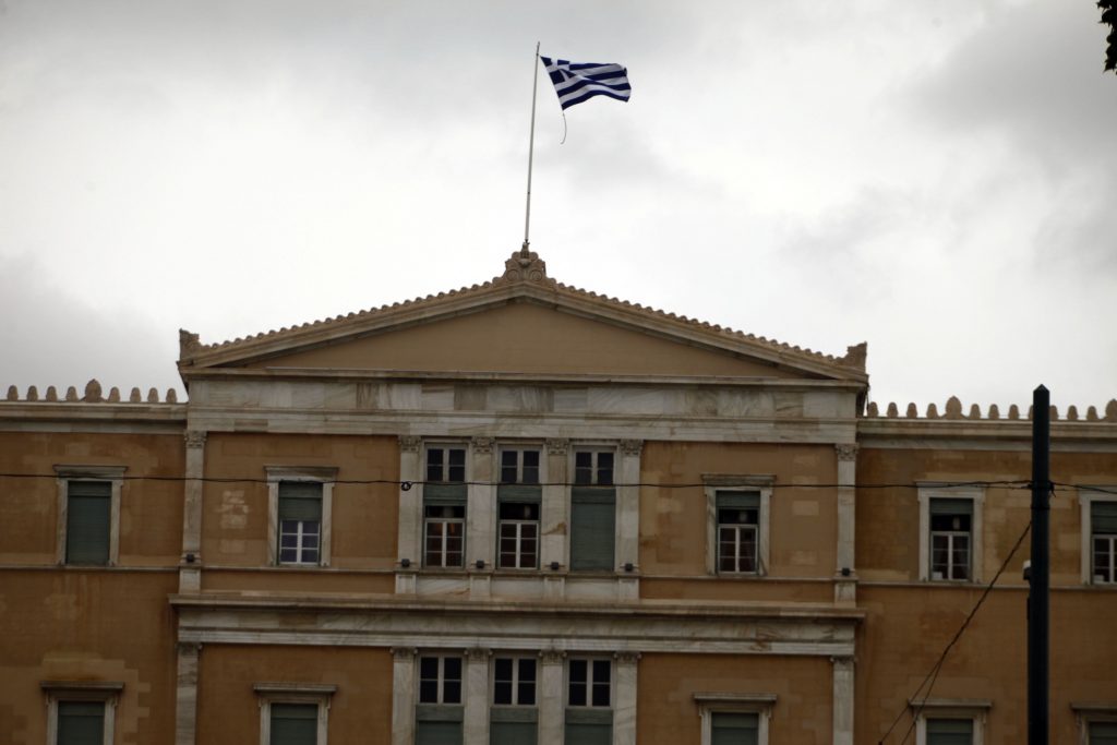 Φτερό στον άνεμο η ελληνική σημαία στη Βουλή! (ΦΩΤΟ)