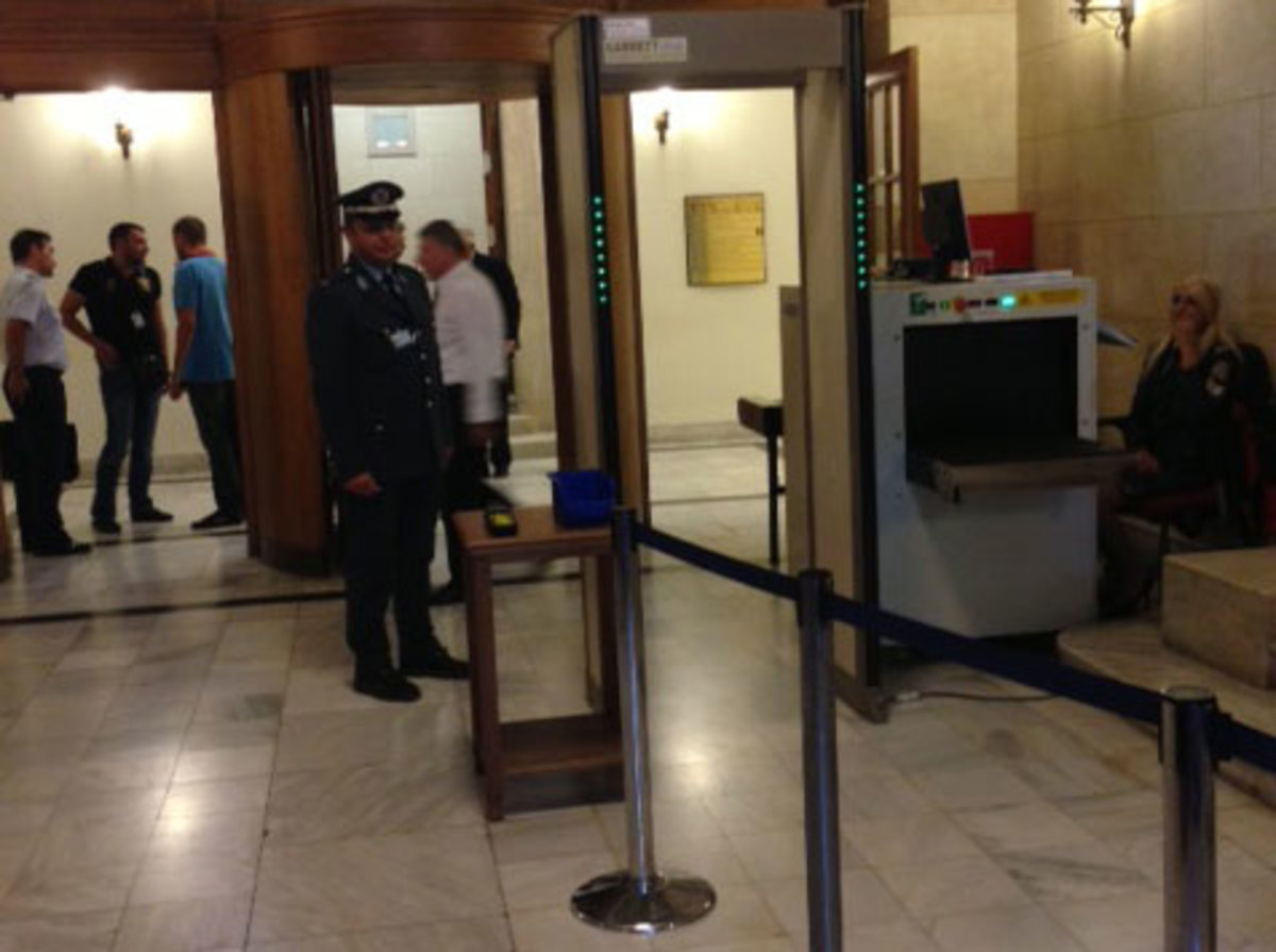 Αεροδρόμιο η Βουλή! – Μπροστά στην είσοδο το μηχάνημα ελέγχου – Οργή Μεϊμαράκη για την άρνηση των βουλευτών να συμμορφωθούν!