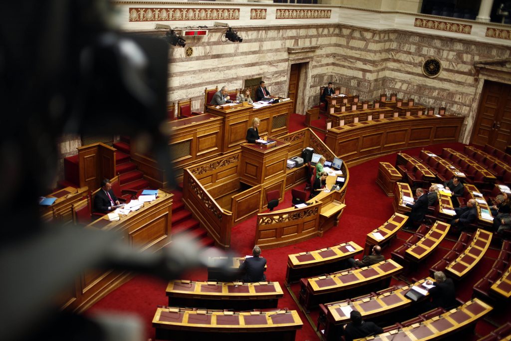 Σσσ! Η Βουλή “κοιμάται” κι αδιαφορεί για τον προϋπολογισμό (ΦΩΤΟ)