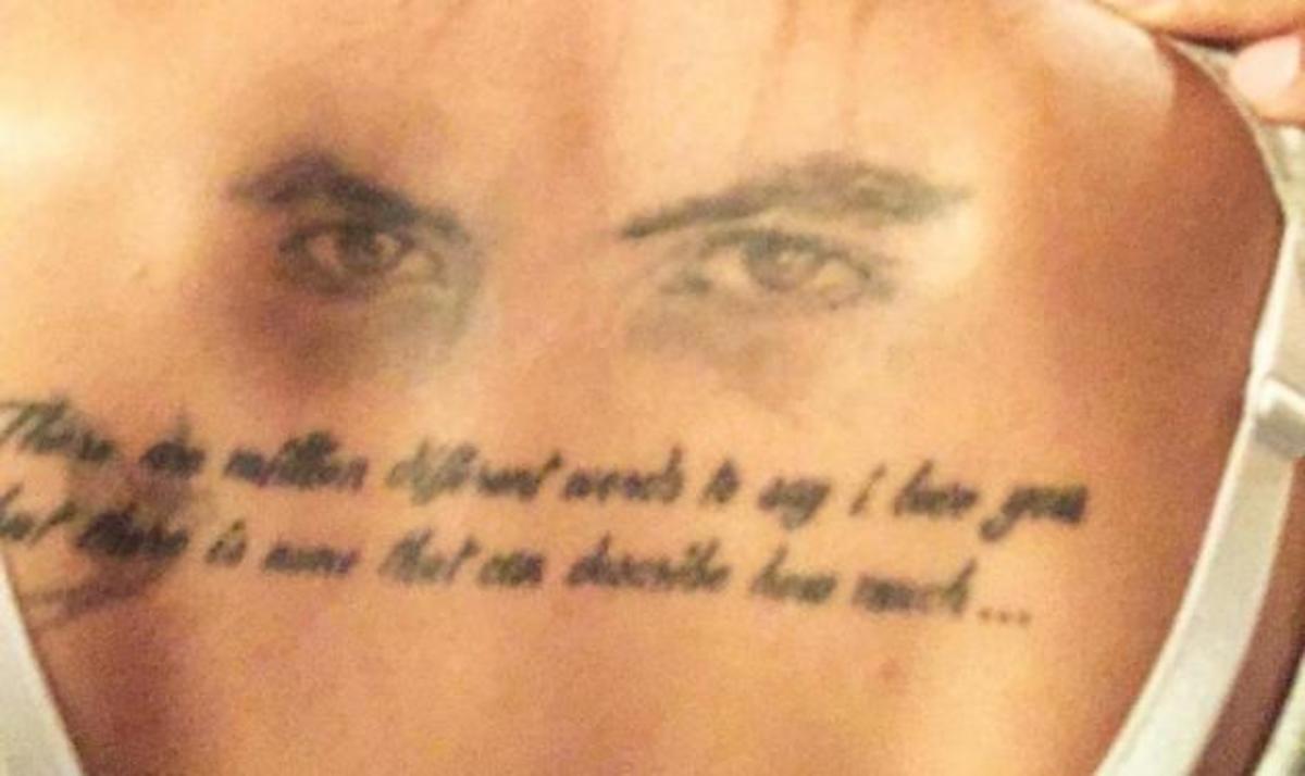 Θαυμάστρια έκανε τατουάζ στην πλάτη της τα μάτια Έλληνα τραγουδιστή!