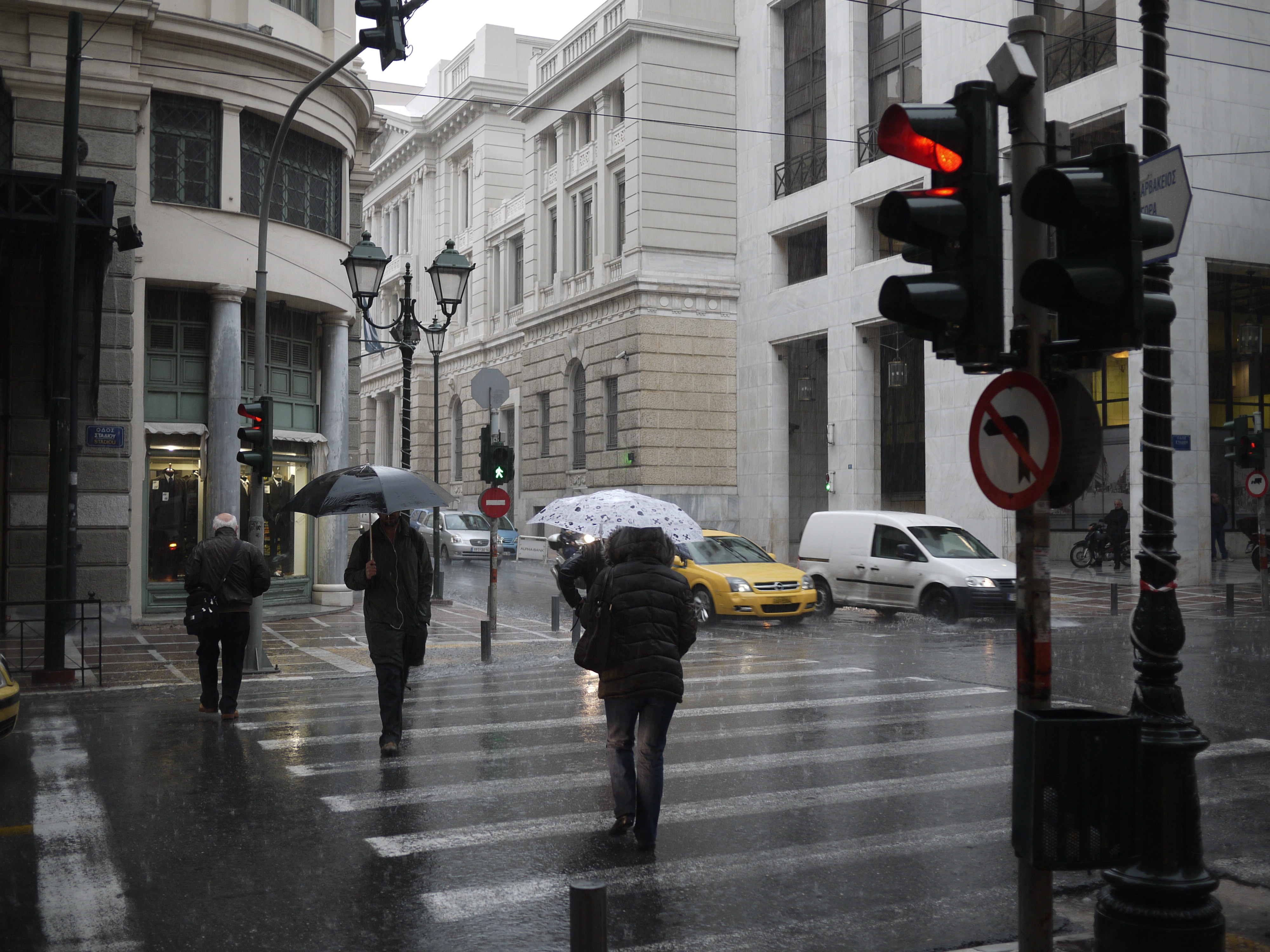 Βροχές και… χαλάζι στη δυτική Ελλάδα – Ηλιοφάνεια και συννεφιά στην υπόλοιπη χώρα