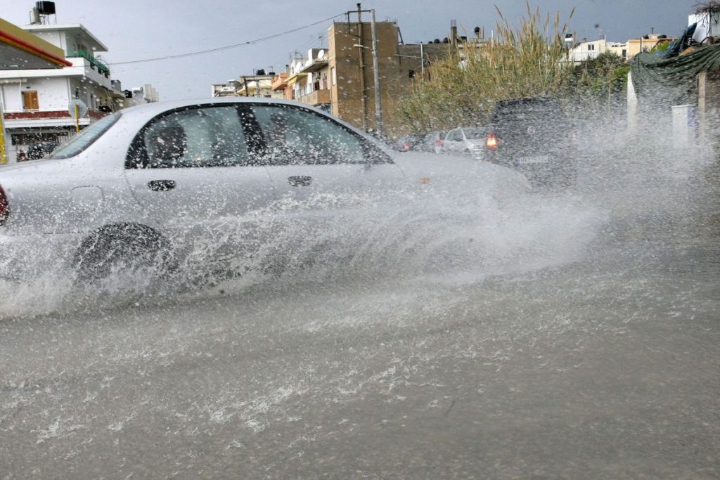 Λίγα λεπτά ήταν αρκετά για να πλημμυρίσουν οι δρόμοι στο Ηράκλειο (ΦΩΤΟ)