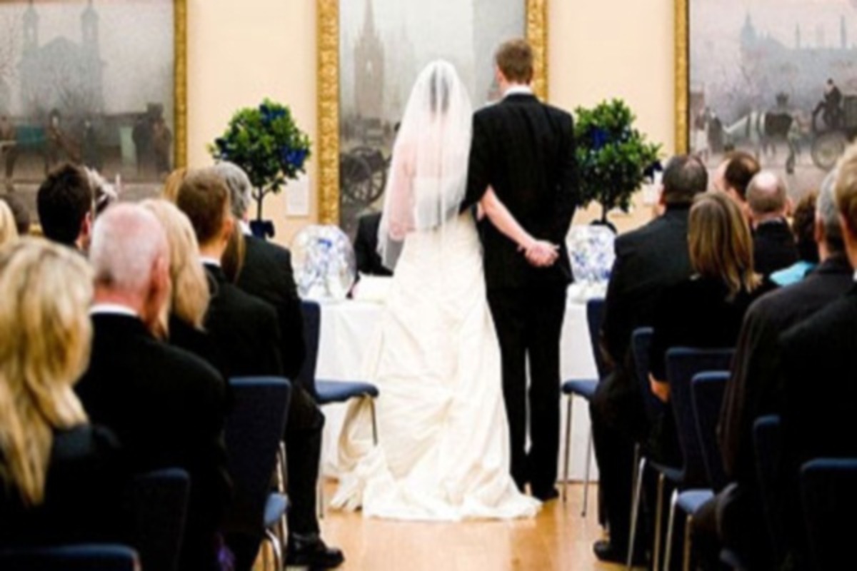 Reuters: “Οι Έλληνες… έκοψαν τους γάμους και τις κηδείες, λόγω κρίσης”