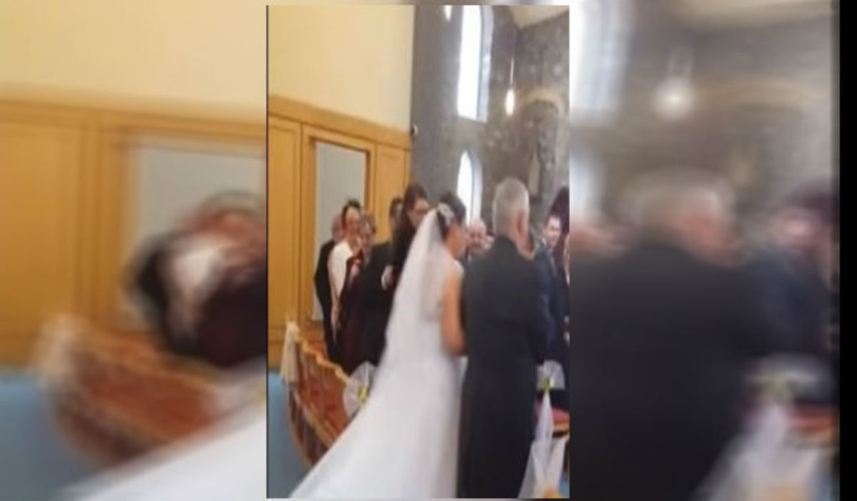 Χαμός στο γάμο! Παραγαμπράκι κάνει βουτιά στο νυφικό φόρεμα (ΒΙΝΤΕΟ)