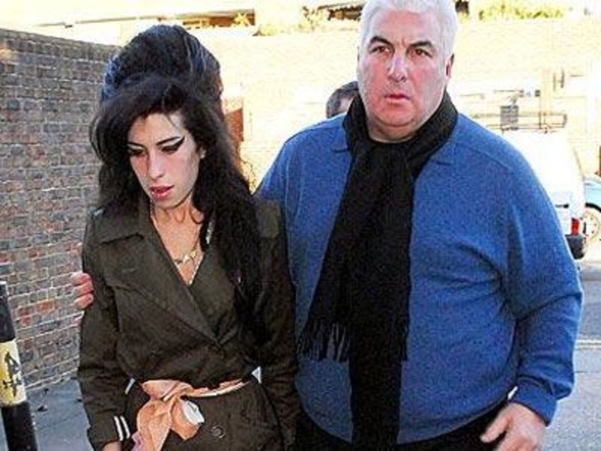 Έξαλλος ο πατέρας της Winehouse!