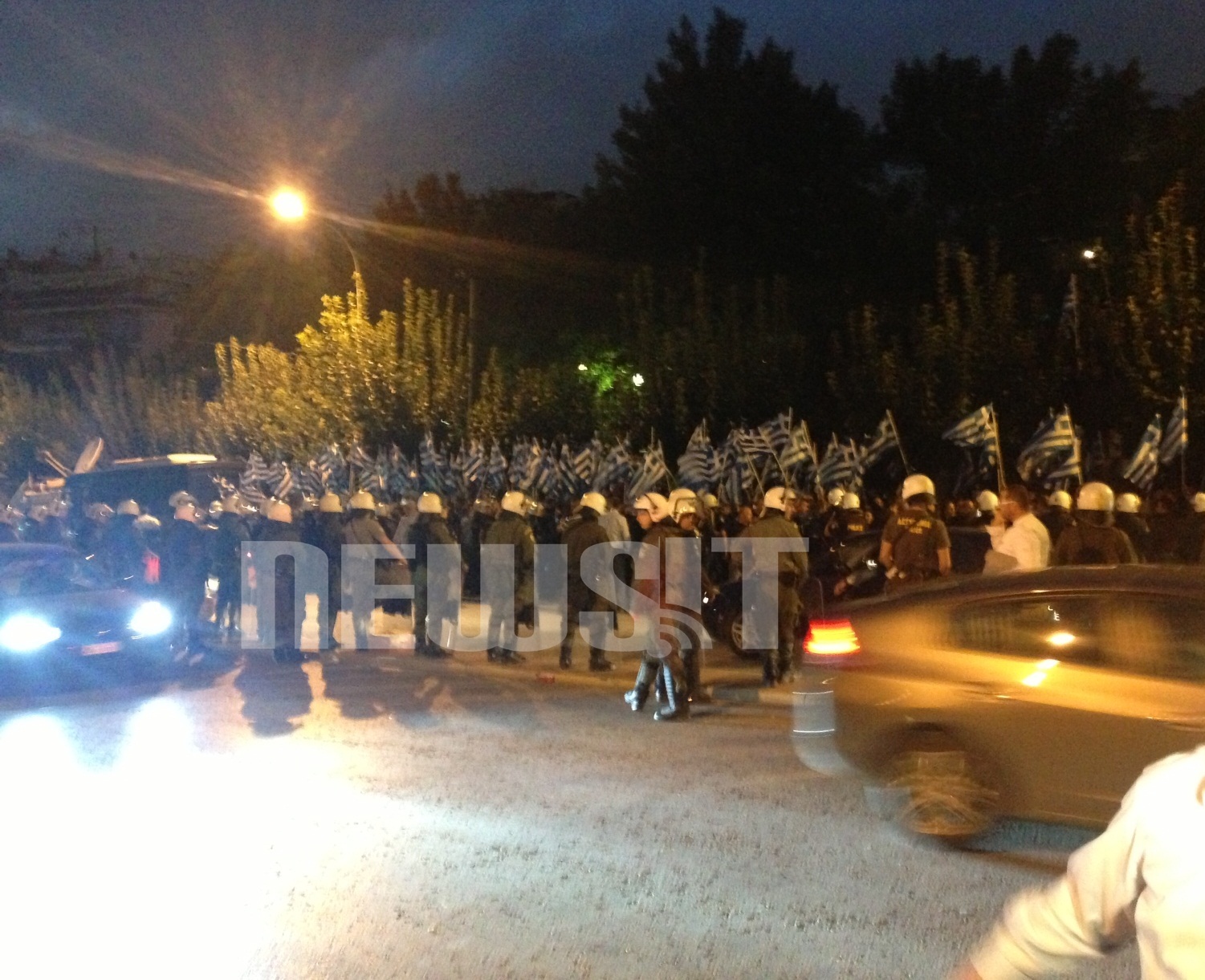 Οπαδοί της Χρυσής Αυγής αποθέωσαν τον Μιχαλολιάκο στην Ευελπίδων (ΦΩΤΟ και VIDEO)