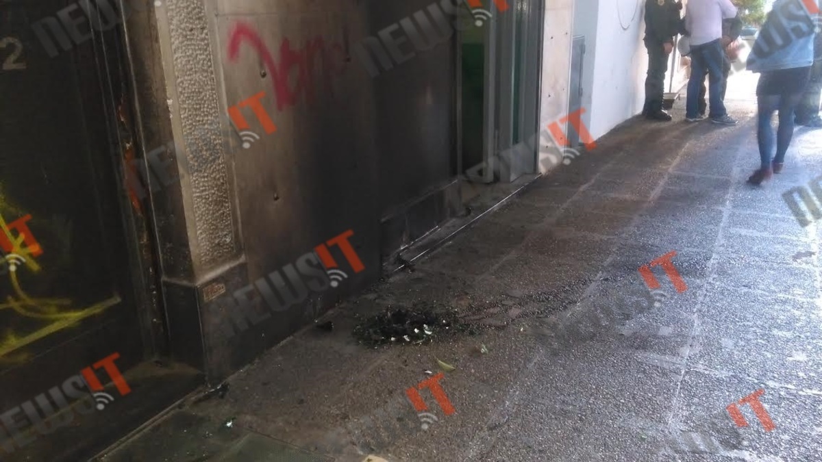 Επίθεση με βόμβες μολότωφ στα γραφεία του ΠΑΣΟΚ