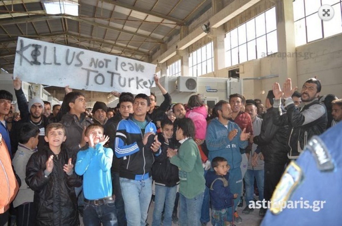 Χίος: Απελπισμένοι πρόσφυγες φώναξαν συνθήματα στον Τόσκα: “Μην μας στείλετε στην Τουρκία” – (ΦΩΤΟ, ΒΙΝΤΕΟ)