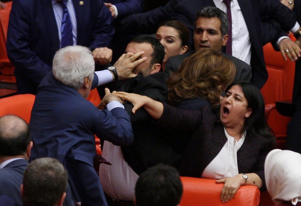 Τουρκία: Οι… μπουνιές στην βουλή ανέβαλαν την έγκριση της συμφωνίας για το προσφυγικό! ΒΙΝΤΕΟ