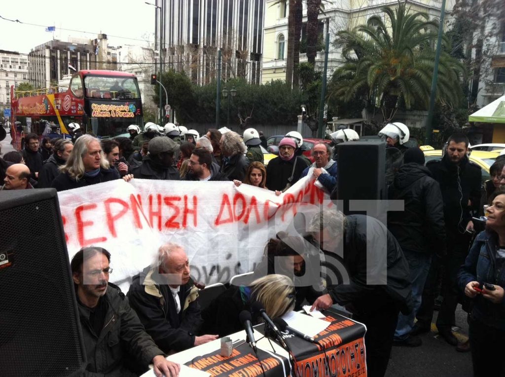 ΩΡΑ 12.35 ΔΙΝΟΥΝ ΣΥΝΕΝΤΕΥΞΗ ΤΥΠΟΥ ΣΤΟ ΔΡΟΜΟ! ΦΩΤΟ NEWSIT