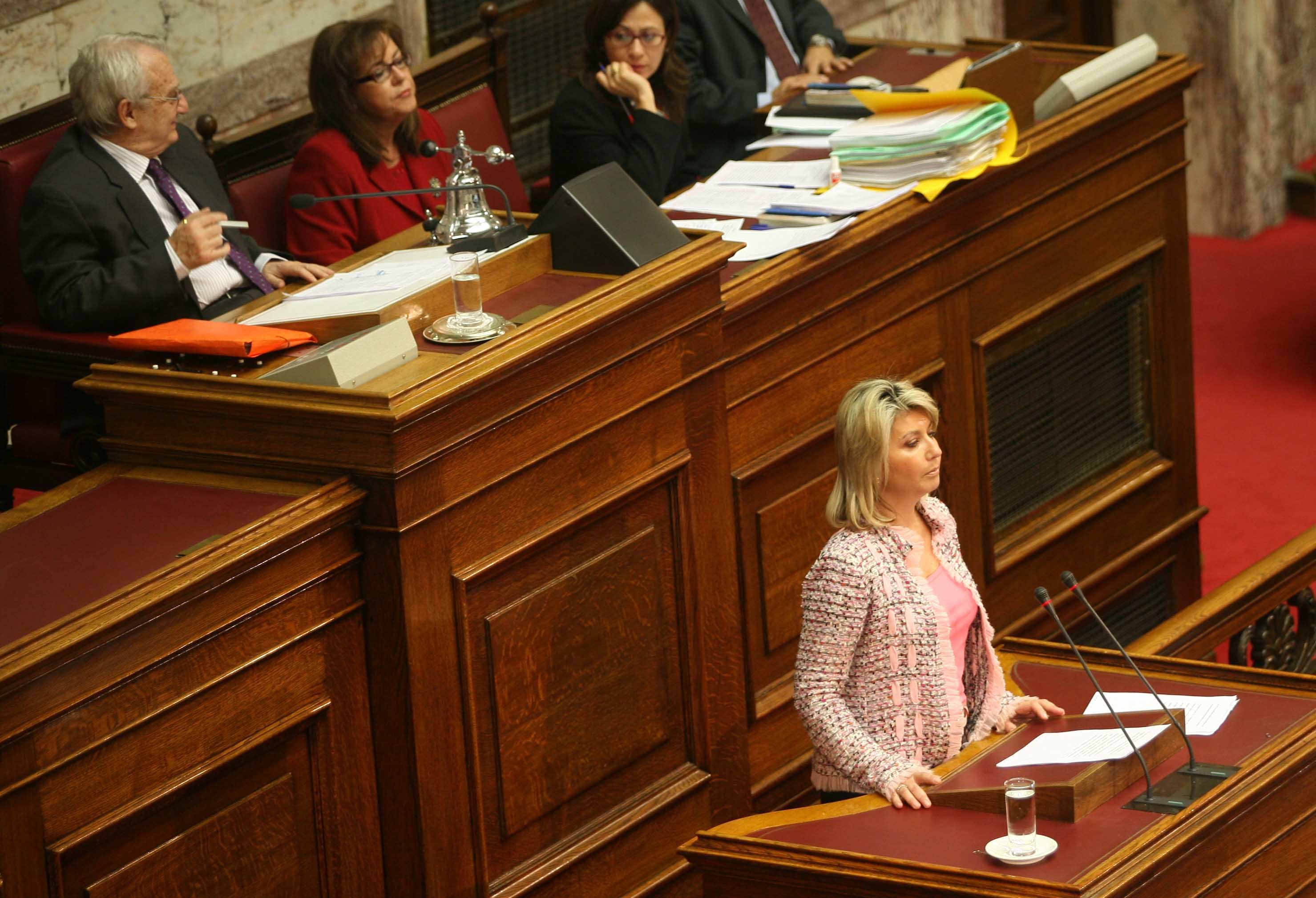 Η Ζέτα Μακρή αναλαμβάνει τη θέση του Θανάση Νάκου στη Βουλή