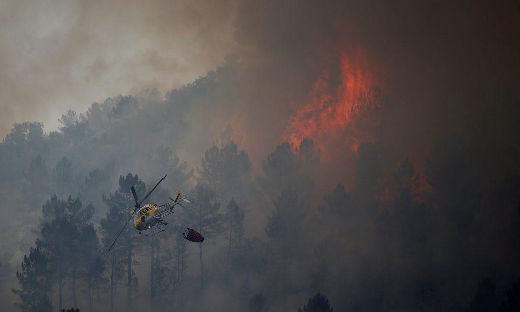 Mαίνονται οι πυρκαγιές στην κεντρική Πορτογαλία και την Κορσική