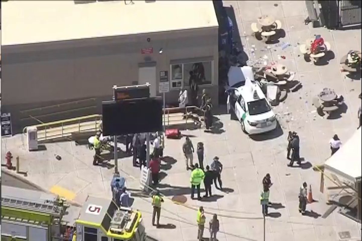 Τρόμος σε αεροδρόμιο της Βοστόνης: Αυτοκίνητο έπεσε πάνω σε πεζούς – 10 τραυματίες [pics]