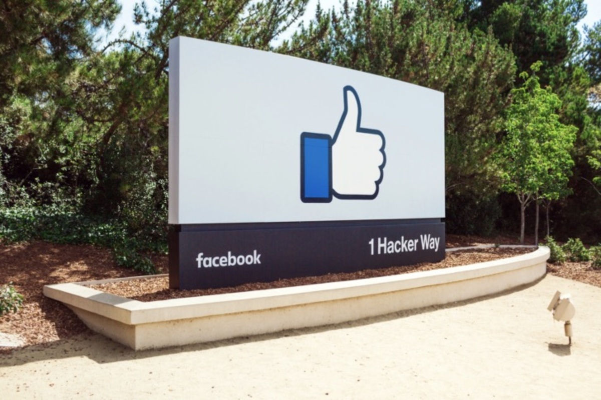 Το Facebook ετοιμάζει τις δικές του “έξυπνες” συσκευές