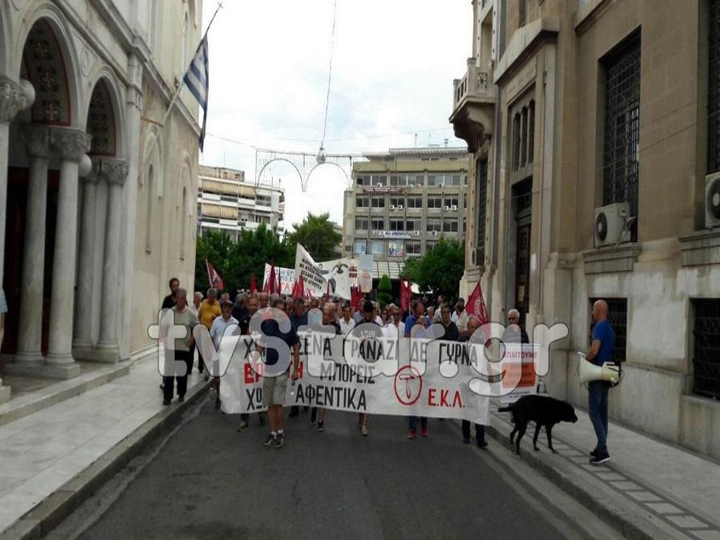 Ο Τσίπρας… κοράκι σε πορείες στο κέντρο της Λαμίας! [pics]