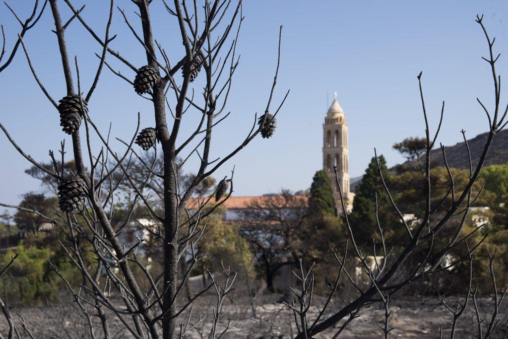 Αθεόφοβοι! Χρησιμοποιούν την Αρχιεπισκοπή για να κατακλέψουν πιστούς