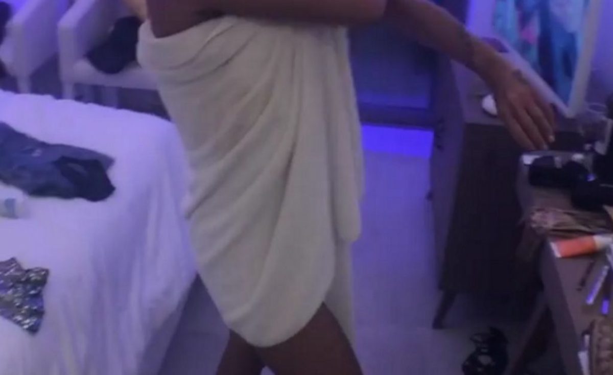 Ελληνίδα ηθοποιός βγήκε από το μπάνιο με την πετσέτα και τα έδειξε όλα…