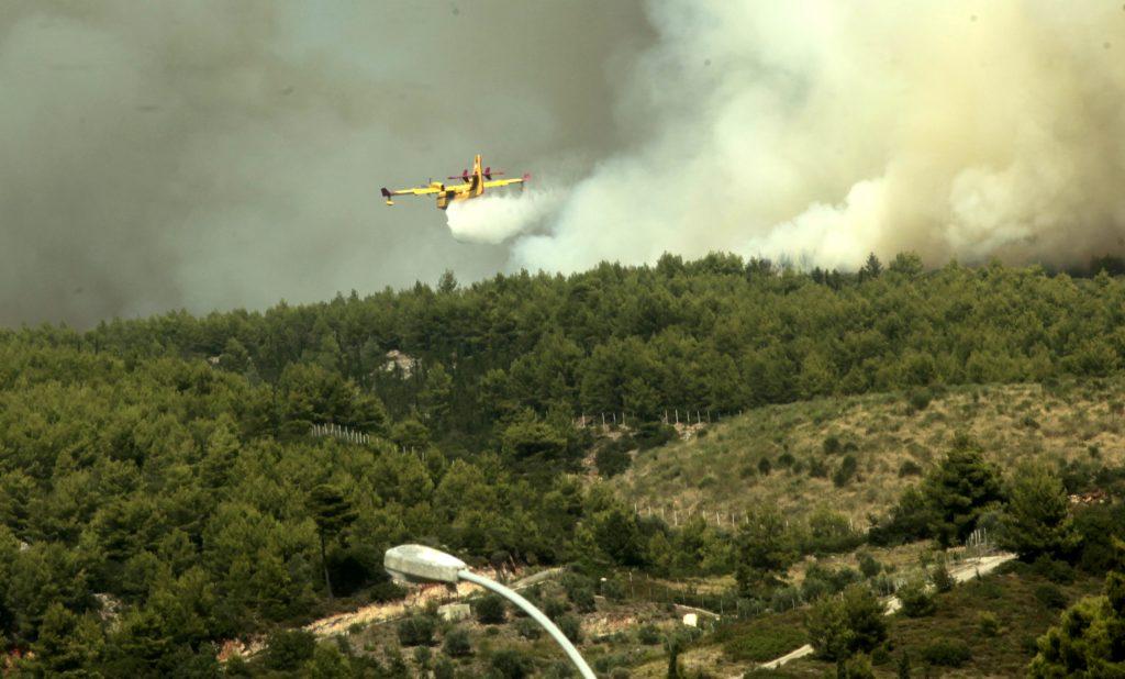 Φωτιά στην Αττική: Καίει ακόμα! Θέλουν να προλάβουν τους ανέμους!